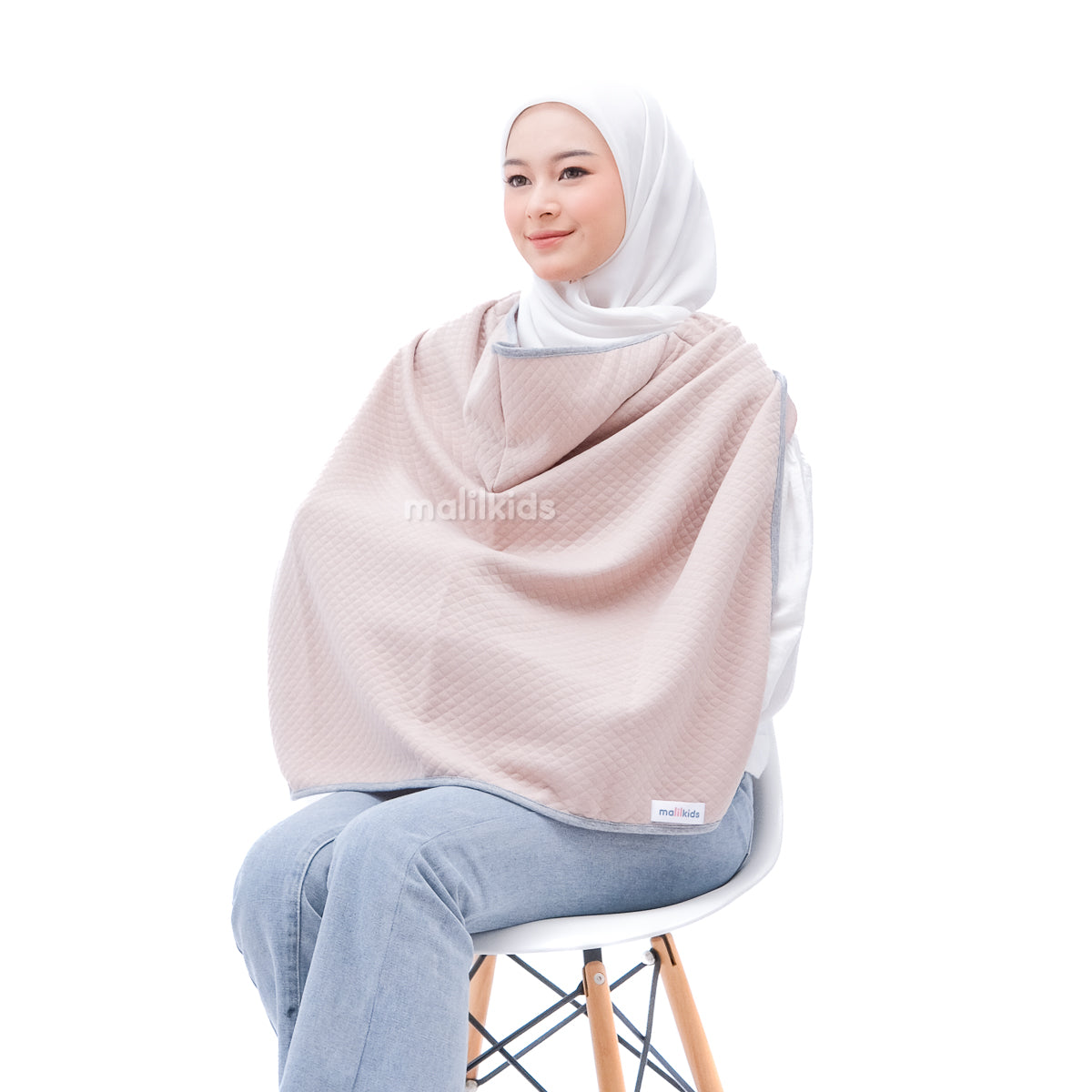 Blanket-clip-diamond-coffee-milk-on-model_12.jpg