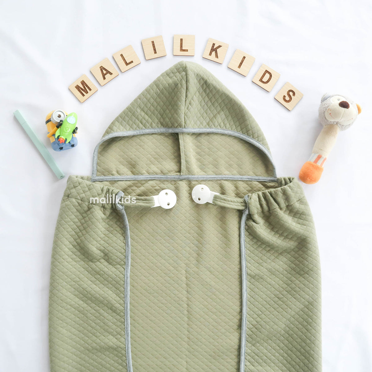 Blanket-clip-on-the-go-diamond-olive-selimut-bayi-selimut-travel-flatlay_1.jpg