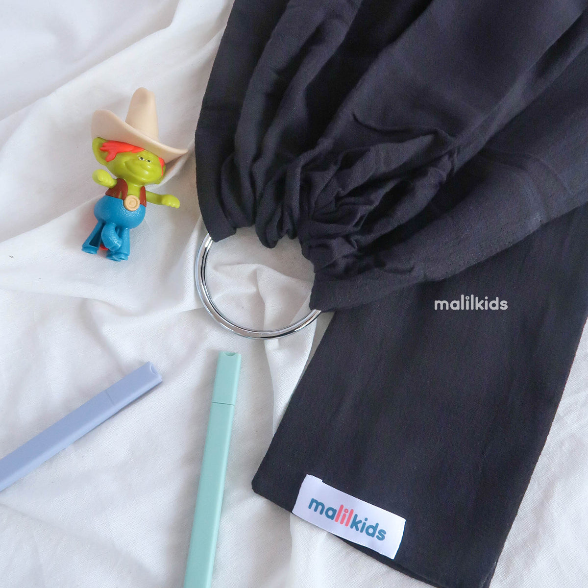 baling-lucy-black-gendongan-ring-gendongan-instan-sling-ring-gendongan-kaos-ring-sling-flatlay.jpg