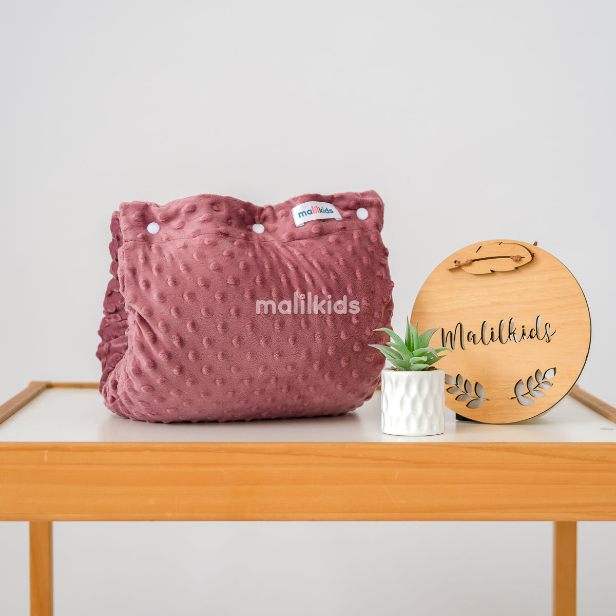 bantal-menyusui-minky-matte-purple-flatlay_1.jpg