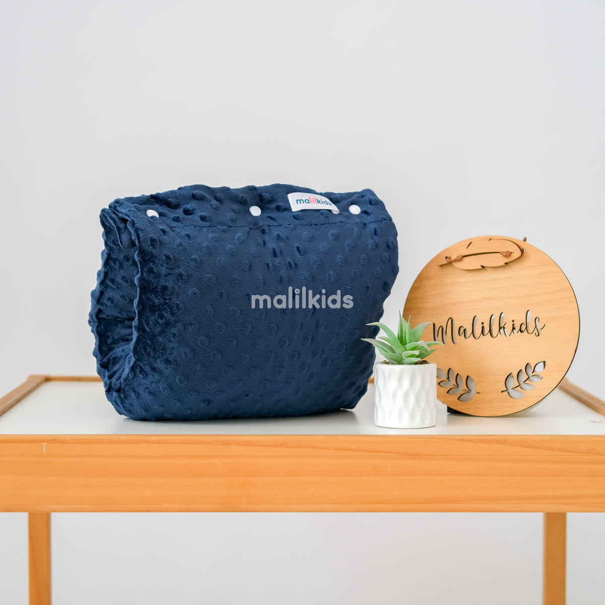 bantal-menyusui-minky-navy-flatlay_1.jpg
