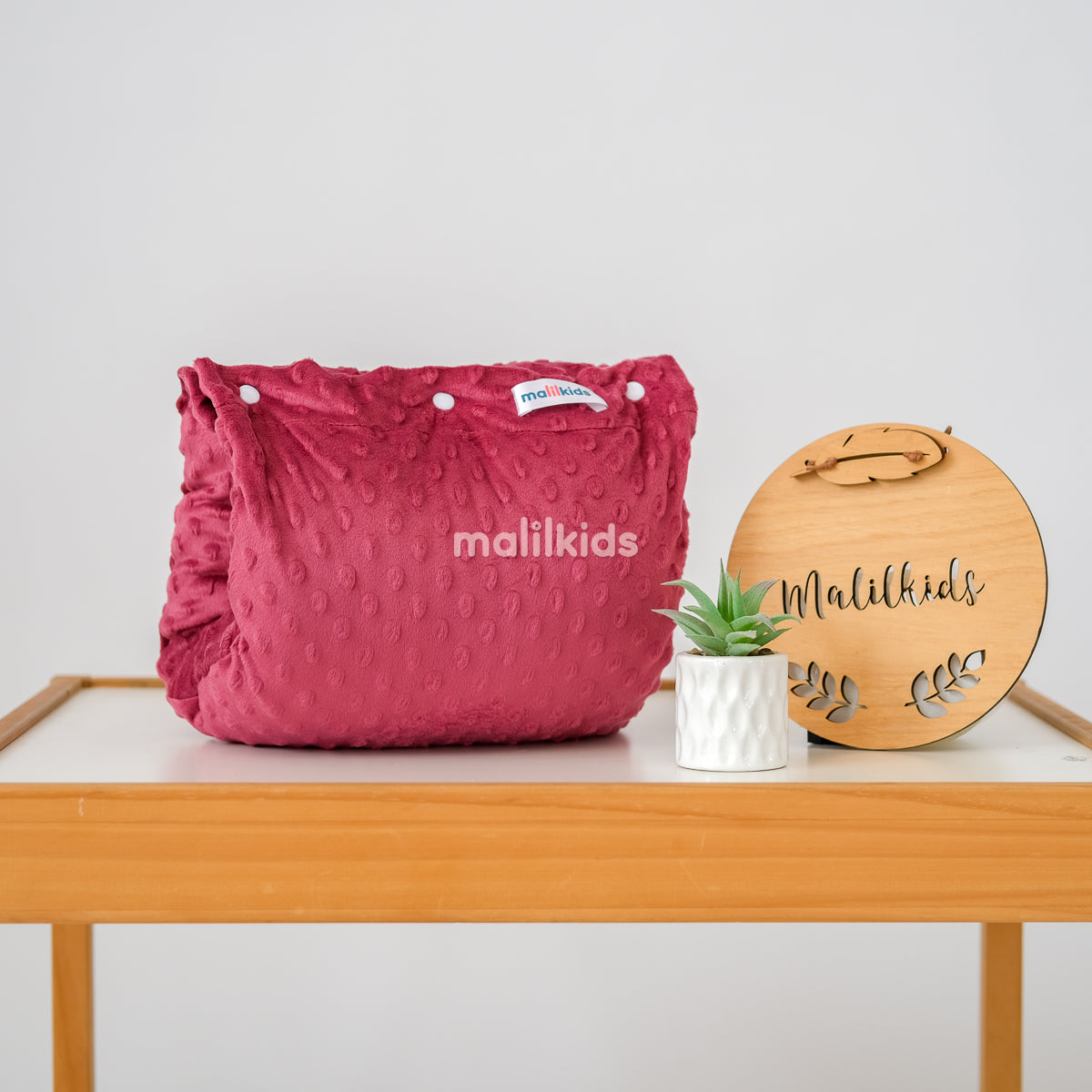bantal-menyusui-minky-pink-plum-flatlay_1.jpg