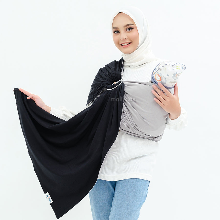 gasing-bolak-balik-polos-Black-Mid-Grey-gendongan-ring-gendongan-instan-sling-ring-gendongan-kaos-ring-on-model-_5.jpg