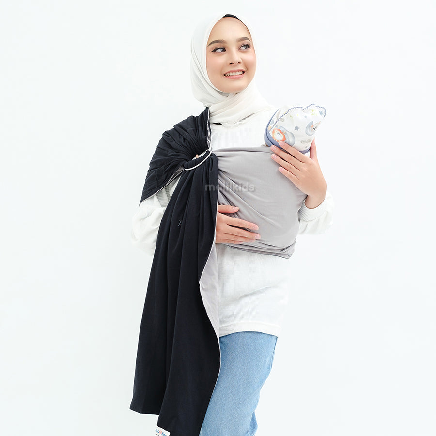 gasing-bolak-balik-polos-Black-Mid-Grey-gendongan-ring-gendongan-instan-sling-ring-gendongan-kaos-ring-on-model-_6.jpg