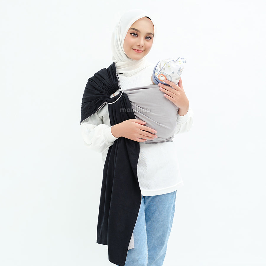 gasing-bolak-balik-polos-Black-Mid-Grey-gendongan-ring-gendongan-instan-sling-ring-gendongan-kaos-ring-on-model-_7.jpg