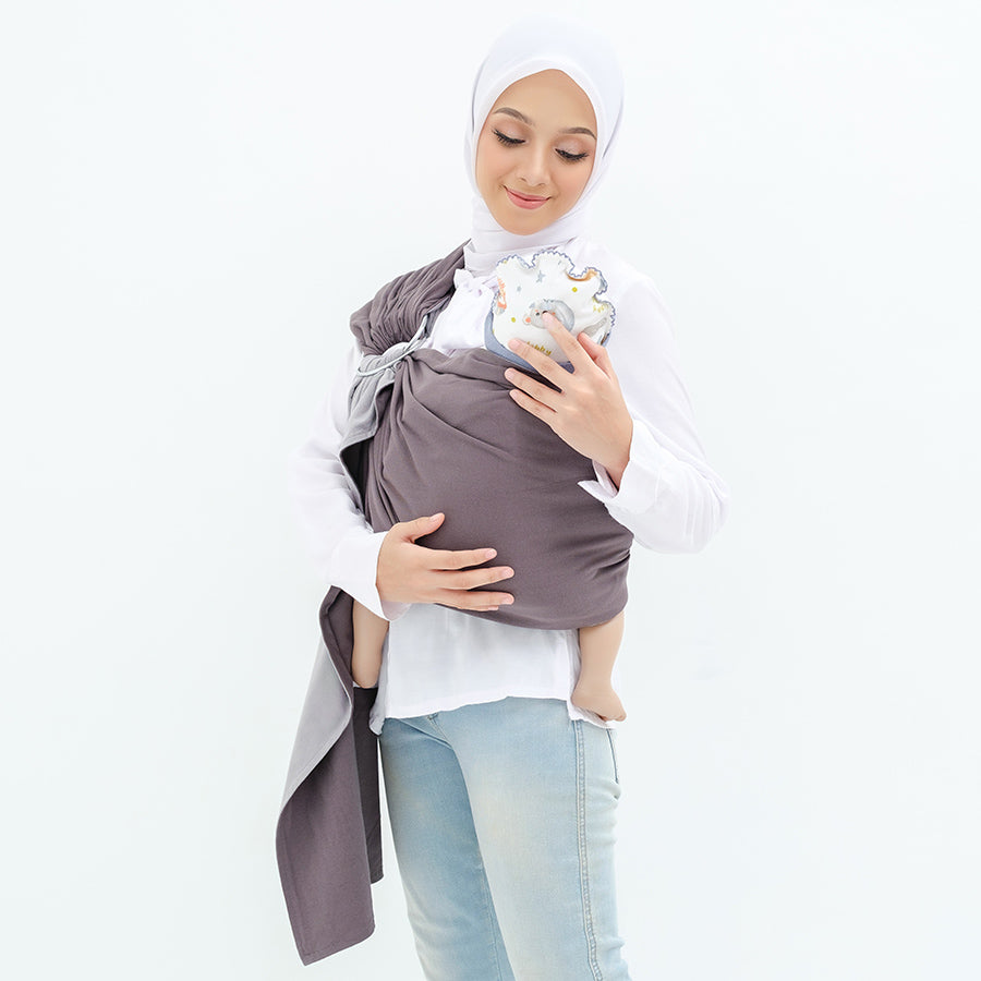 gasing-bolak-balik-polos-Dark-Grey-Mid-Grey-gendongan-ring-gendongan-instan-sling-ring-gendongan-kaos-ring-on-model-_4.jpg