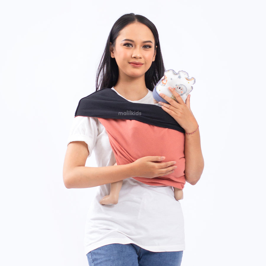 gbb-waffle-Salem-Hitam-geos-gendongan-kaos-gendongan-bayi-gendongan-instan-on-model-_1.jpg
