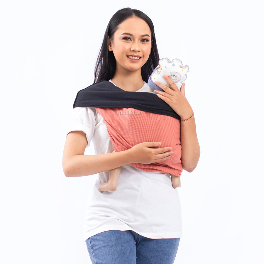 gbb-waffle-Salem-Hitam-geos-gendongan-kaos-gendongan-bayi-gendongan-instan-on-model-_11.jpg