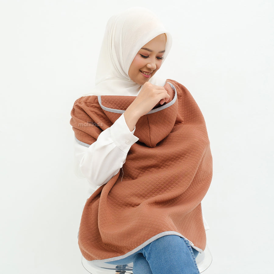 mabel-on-the-go-diamond-Brown-coklat-selimut-bayi-selimut-travel-on-model-_3.jpg