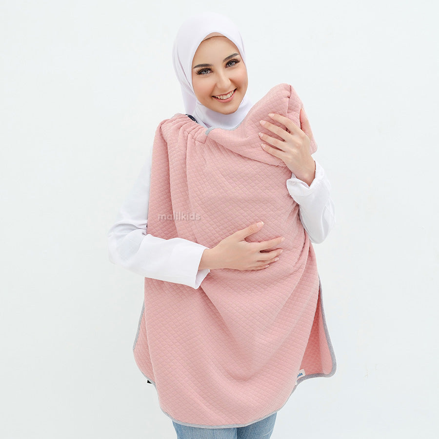 mabel-on-the-go-diamond-dusty-selimut-bayi-selimut-travel-on-model-_3.jpg