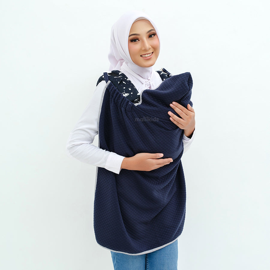 mabel-on-the-go-diamond-navy-selimut-bayi-selimut-travel-on-model-_5.jpg