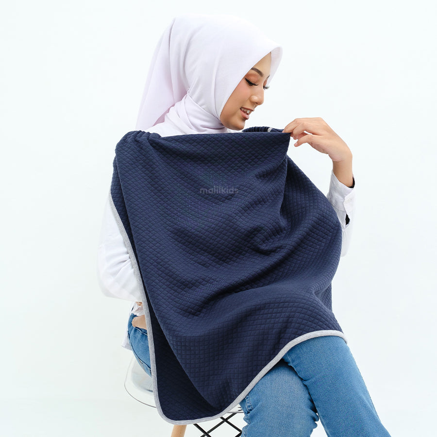 mabel-on-the-go-diamond-navy-selimut-bayi-selimut-travel-on-model-_7.jpg